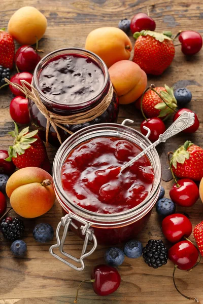 Mermeladas de fresa y arándanos en frascos de vidrio — Foto de Stock