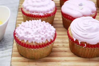 Pembe muffins renkli sprinkles ile dekore edilmiştir. Parti tatlısı