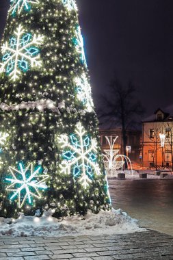 SKAWINA, POLAND - 12 Ocak 2024: Polonya 'nın Skawina kentindeki eski kasabanın merkezinde ışık aydınlatmaları. Turistler için tatil yeri