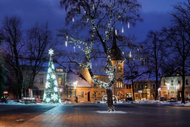 SKAWINA, POLAND - 12 Ocak 2024: Polonya 'nın Skawina kentindeki eski kasabanın merkezinde ışık aydınlatmaları. Turistler için tatil yeri