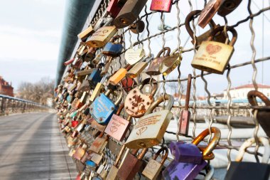 KRAKOW, POLAND - 13 Ocak 2020: Krakow, Polonya 'da aşk asma kilitli aşk köprüsü. Turistler için tatil yeri