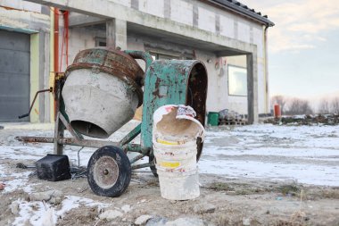 İnşaat alanında eski tarz beton karıştırıcı. Çalışıyorum.