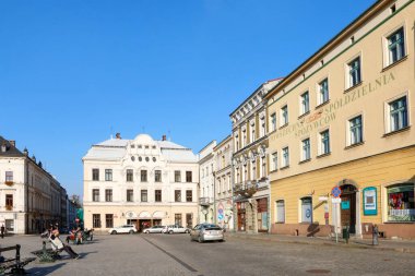 CESZYN, POLAND - 26 Ekim 2019: Polonya 'nın Cieszyn kentindeki Ana Pazar Meydanı' ndaki güzel eski apartmanlar. Turistler için tatil yeri