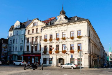 CESZYN, POLAND - 26 Ekim 2019: Polonya 'nın Cieszyn kentindeki Ana Pazar Meydanı' ndaki güzel eski apartmanlar. Turistler için tatil yeri