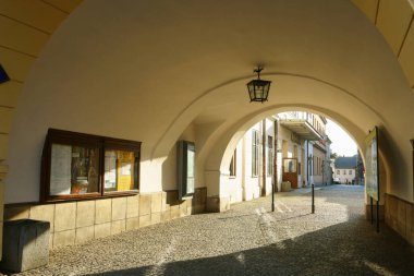 CESZYN, POLAND - 26 Ekim 2019: Polonya 'nın Cieszyn kentindeki Ana Pazar Meydanı' ndaki güzel eski apartmanlar. Turistler için tatil yeri