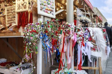 KRAKOW, POLAND - HAZİRAN 01, 2025: Polonya 'nın Krakow kentindeki Ana Pazar Meydanı' nda yıllık Noel panayırı. Turistler için tatil yeri