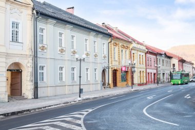STARA LUBOVNA, SLOVAKIA - 28 Aralık 2024: Slovakya 'nın Stara Lubovna kentindeki ana pazar meydanında renkli konutlar. Turistler için tatil yeri