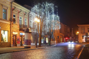 NOWY TARG, POLAND - 28 Aralık 2024: Nowy Targ, Polonya 'da güzel, parlak Noel aydınlatmaları. Turistler için tatil yeri