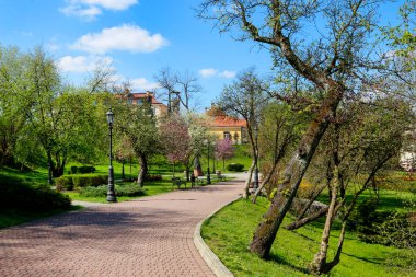 WIELICZKA, POLAND - 15 Nisan 2024: Wieliczka, Polonya 'daki güzel şehir parkı. Turistler için tatil yeri