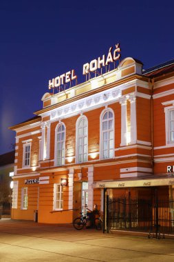 TRSTENA, SLOVAKIA - 30 Aralık 2024: Slovakya 'nın Trstena şehrinde XIX yüzyılda kurulan Rohac Oteli. Turistler için tatil yeri