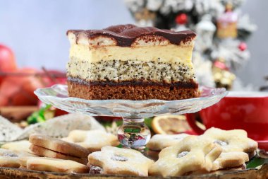 Vanilyalı, haşhaş tohumu ve çikolatalı çok katlı kek. Parti tatlısı