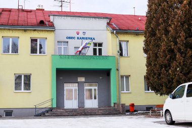 KAMIENKA, SLOVAKIA - 28 ARALIK 2024: Bölge sakinlerinin çeşitli acil meselelerle ilgilenmek için geldikleri resmi bir bina. Turistler için tatil yeri