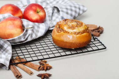 Tarçınlı ve elmalı tatlı çörek. Kutlama partisi tatlısı.