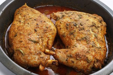 Kızarmış tavuk ve şifalı bitkiler. Geleneksel tarif. Yemek tabağı.