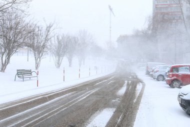 KRAKOW, POLAND - 06 Ocak 2024: Büyük bir kar fırtınası. Kış günü