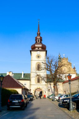 STARY SACZ, POLAND - Nisan 02, 2016: Stary Sacz, Polonya 'daki kilise. Turistler için tatil yeri
