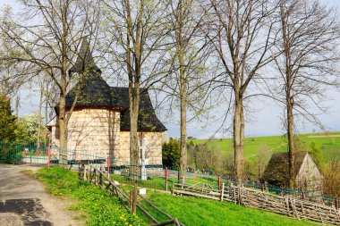 ZAKOPANE, POLAND - 16 Mayıs 2016: Polonya 'nın Zakopane yakınlarındaki tepedeki ahşap kilise. Turistler için tatil yeri