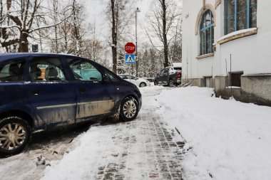 Şiddetli kar fırtınasından sonra halka açık yollar. Kış karlı günü