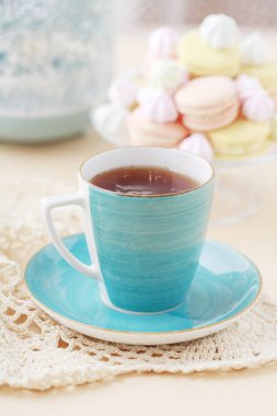 Masanın üzerinde mavi bir fincan. Rahatlama zamanı.