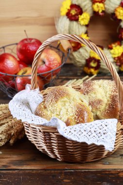 Hasır sepette ev yapımı çörekler. Kutlama partisi tatlısı.