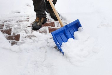 Kar fırtınasından sonra kaldırımdaki karlar kaldırılın. Kış saati