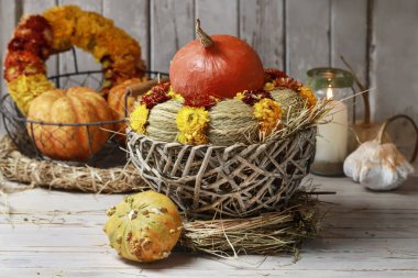 Balkabakları ve samanlarla süslenmiş güzel bir sonbahar süsü. Parti dekoru