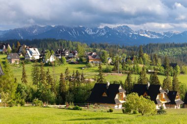 BUKOWINA TATRZANSKA, POLAND - 28 Haziran 2022: Bukowina Tatrzanska, Polonya 'dan görülen Tatra dağları. Turistler için tatil yeri