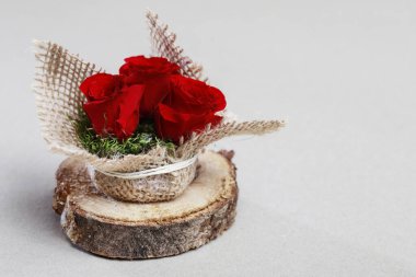 Kadınlar minyatür çiçek aranjmanlarını küçük güller (rosa sprey başları), yosunlar ve kullanılmış mum kaplarıyla nasıl yapacağını gösterirler. Adım adım, öğretici.