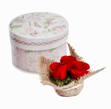 Kadınlar minyatür çiçek aranjmanlarını küçük güller (rosa sprey başları), yosunlar ve kullanılmış mum kaplarıyla nasıl yapacağını gösterirler. Adım adım, öğretici.