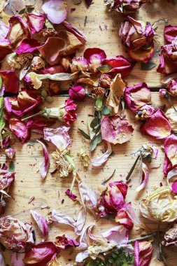 Ahşap bir arka planda potpuri bitkilerinin aromatik karışımı. Romantik gül kokusu. Grafiksel kaynaklar