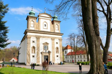 NEWY WISNICZ, POLAND - 09 Nisan 2017: Nowy Wisnicz, Polonya 'daki şehir kilisesi. Turistler için tatil yeri