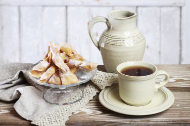 Yağ Perşembe kutlama - geleneksel Angel Wings çerezleri pudra şekeri ile dekore edilmiştir. Parti tatlısı