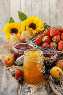 Şeftali ezmesi kavanozu