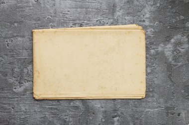 Bir vintage kağıt yaprağına ve gri arka plan üzerinde dolma kalem