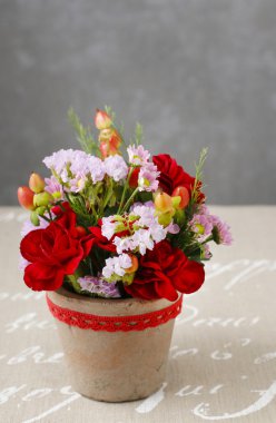 Kırmızı karanfil ve hypericum tohum çiçek aranjmanı