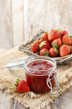 Çilek reçeli kavanozu