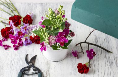 Çiçekçi işyeri: orkide çiçekleri ve gy çiçek aranjmanı