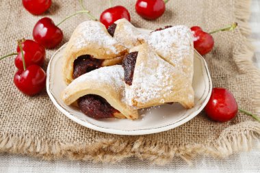 Puf böreği çerezleri kiraz ile dolu