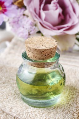 Şişe esans ve güller içinde belgili tanımlık geçmiş