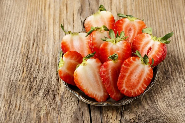 Bol de fraises fraîches sur fond bois , — Photo