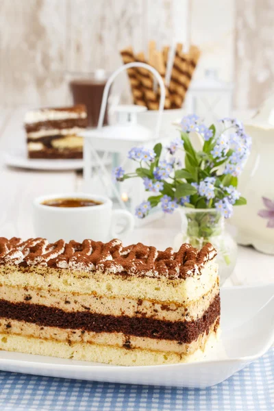 Tiramisu-Kuchen am Festtisch — Stockfoto