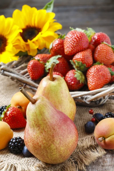 Herfst fruit en zonnebloemen — Stockfoto