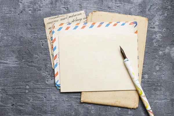 Blatt Altpapier und Füllfederhalter auf grauem Hintergrund — Stockfoto