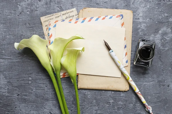 Hoja de papel vintage y pluma estilográfica sobre fondo gris — Foto de Stock