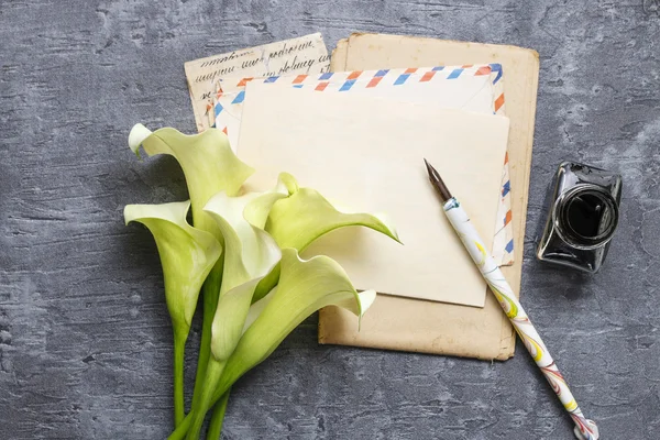 Foglio di carta vintage e penna stilografica su sfondo grigio — Foto Stock