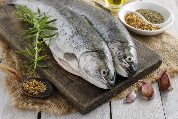 Två rainbow trouts på rustika träbord — Stockfoto