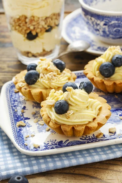 Cupcakes com creme de baunilha e mirtilos — Fotografia de Stock