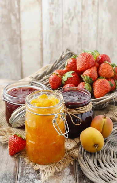 Pfirsich-, Blaubeer- und Erdbeermarmelade im Glas — Stockfoto