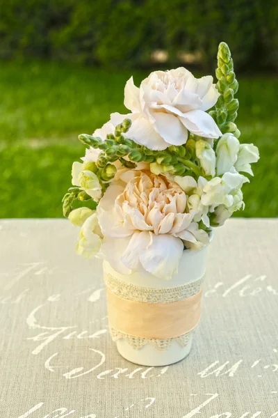 Arreglo floral con claveles y flores de mattiola . —  Fotos de Stock