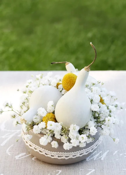 結婚式の白いひょうたん植物と花のアレンジメント — ストック写真